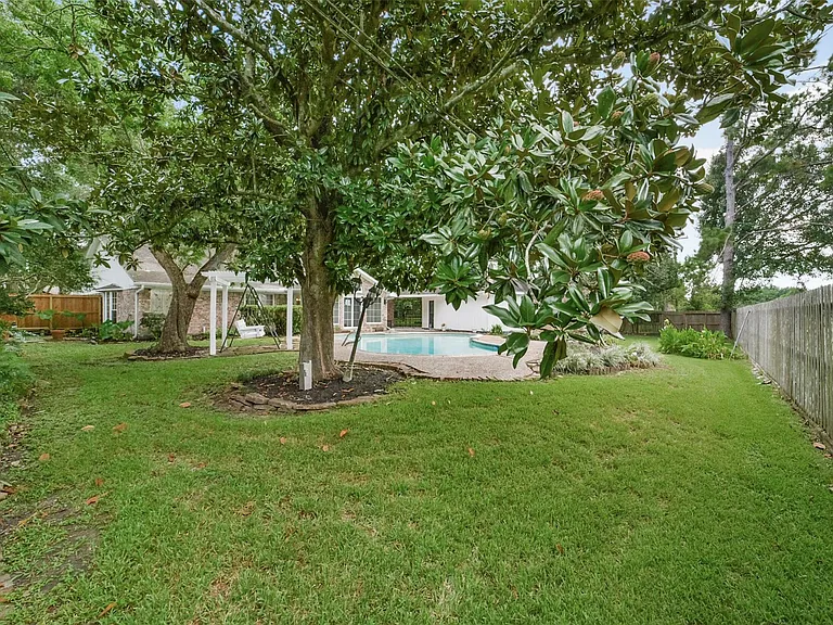 110 Hillcrest Dr — Photo 2