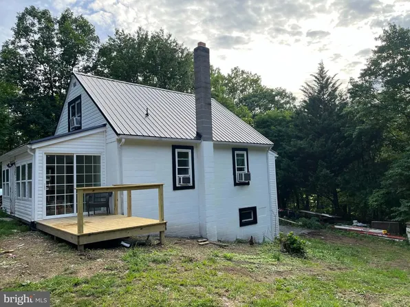 3267 Valley Rd, Berkeley Springs, WV 25411