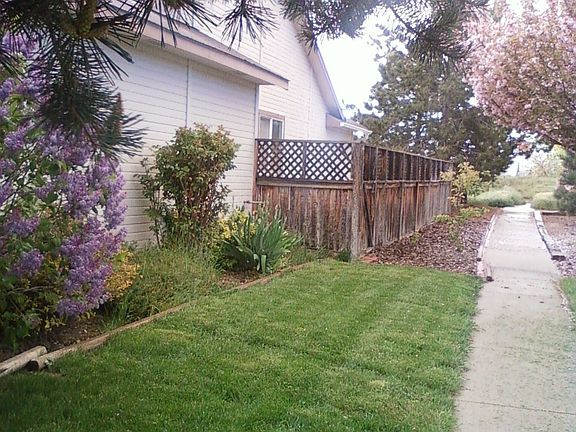 Shows amt of common area sidewalk space separation from next  house 