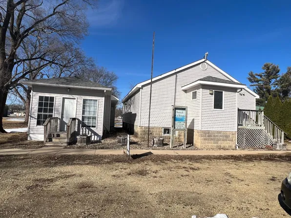 723 1st St SW, Oelwein, IA 50662