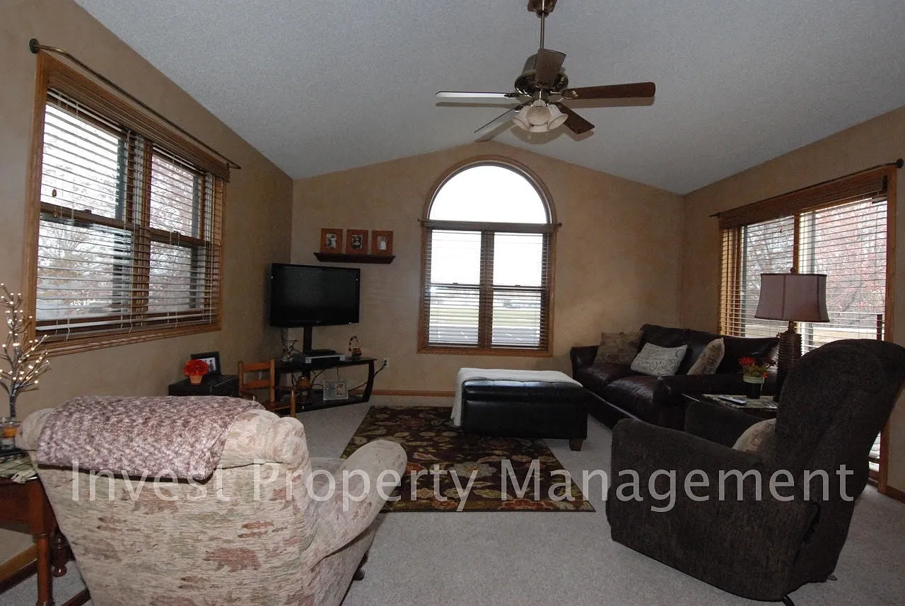 Spacious 3 bed/2.5 bath home nestled in beautiful Rogers, MN — Photo 2