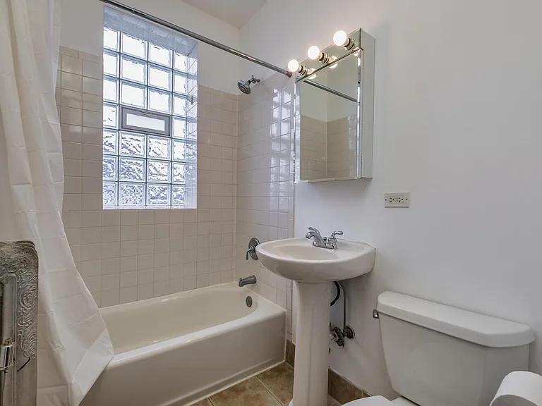2450 W Addison St #2A — Photo 10