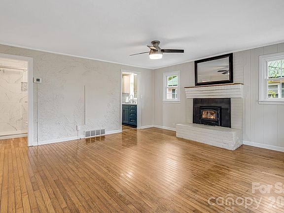 5th image of 1015 Mountain View St