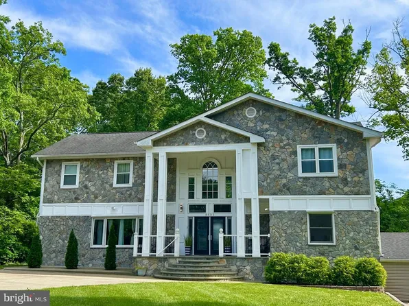 8535 Forest St, Annandale, VA 22003