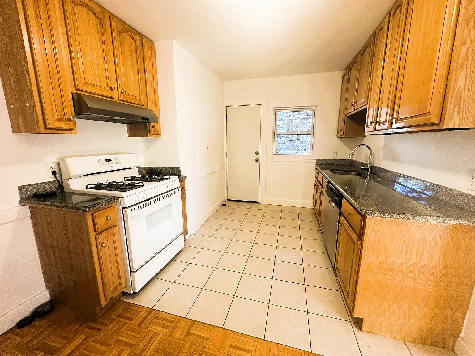 2 bed, 950 sqft, $2,500 — Photo 3