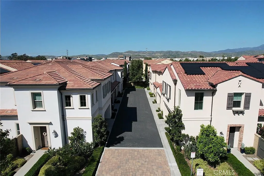 3 bed, 2.5 bath, 1633 sqft, $4,700 — Photo 3