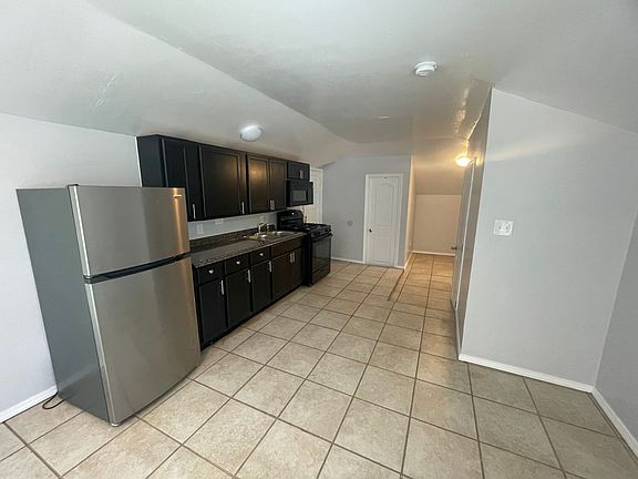 4th image of 911 Fruit Ave NW APT B