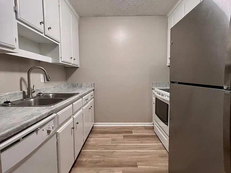 125 Parkway Dr — Photo 12