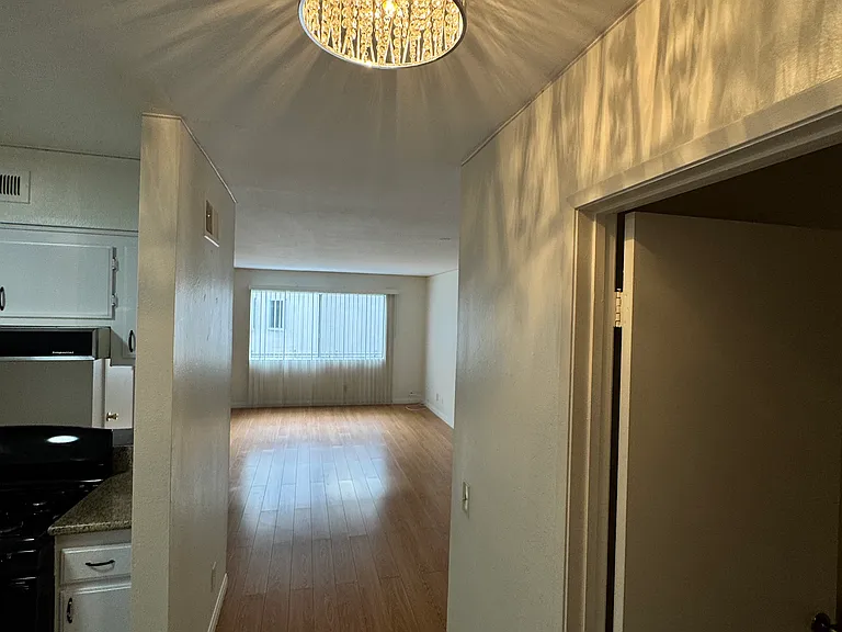 14931 Magnolia Blvd #8 — Photo 11