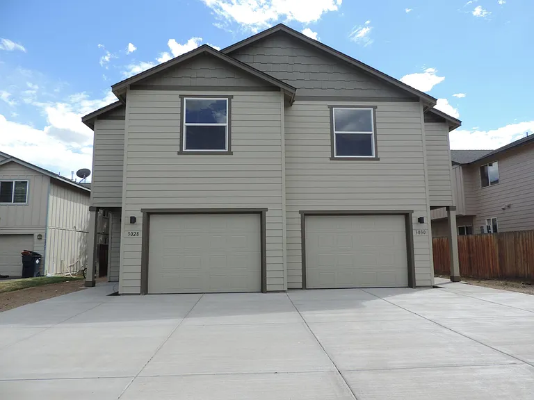 3030 SW Juniper Ave — Photo 1