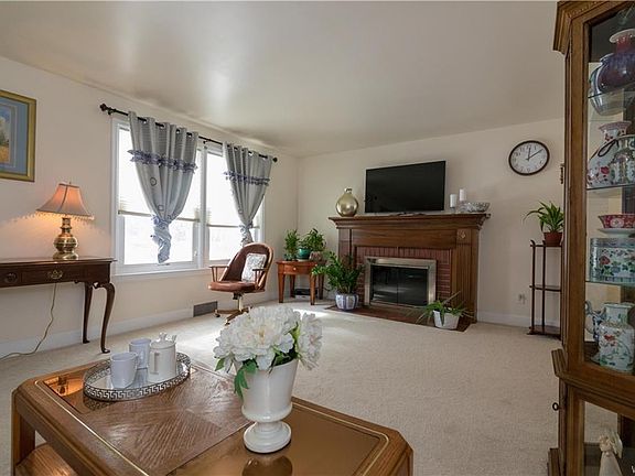 4th image of 10 Canterbury Ct