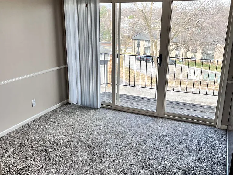 Bristol Square Apartments — Photo 103