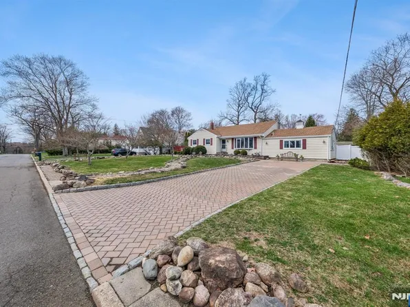 576 Thurnau Dr, River Vale, NJ 07675