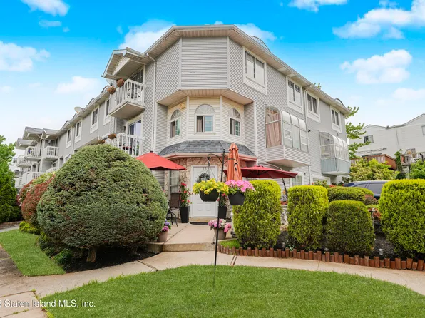 35 Country Dr E #82, Staten Island, NY 10314