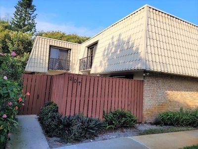 1700 Embassy Drive #207, West Palm Beach, FL, 33401