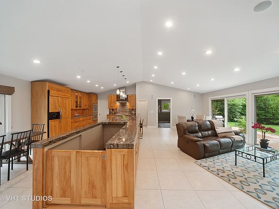4th image of 347 Aspen Ln
