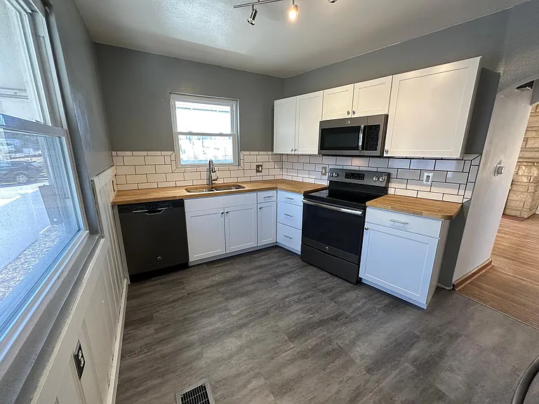 Modern & Spacious Kitchen