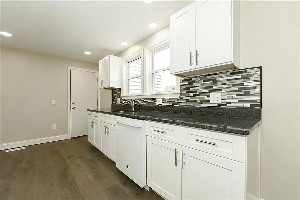 2 bed, 1.0 bath, 675 sqft, $2,200 — Photo 2