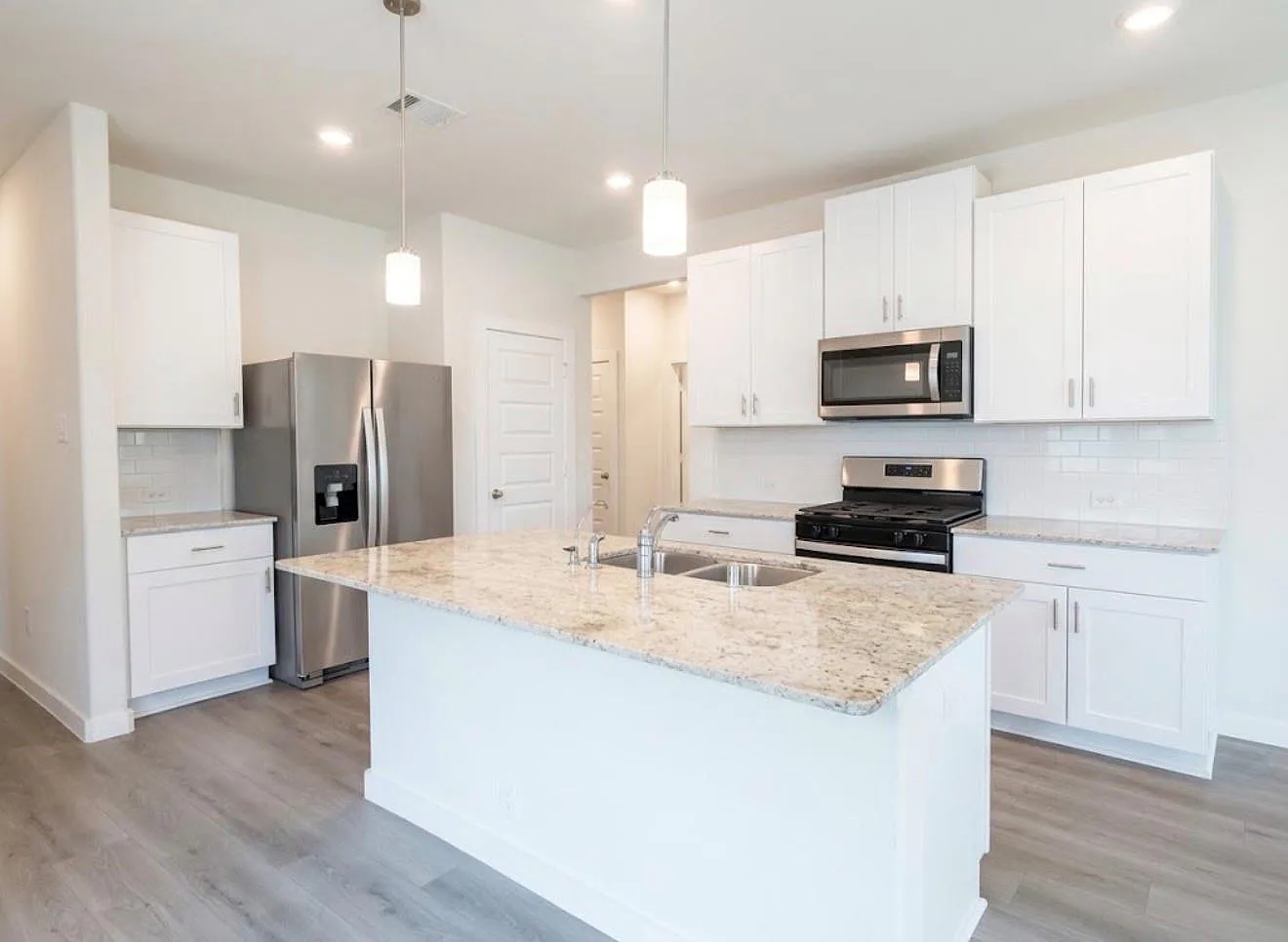 4 bed, 2.0 bath, 1565 sqft, $2,250 — Photo 3