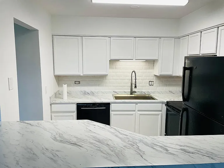 995 S Ct Of Shorewood #1B — Photo 5
