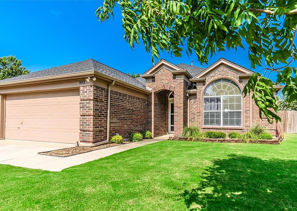 1st image of 903 Bluffview Dr