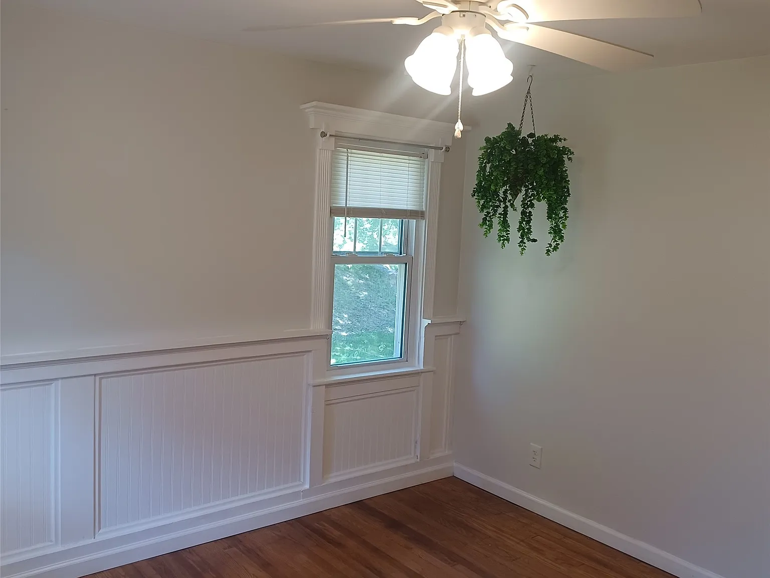3 bed, 1.0 bath, 1600 sqft, $1,850 — Photo 2