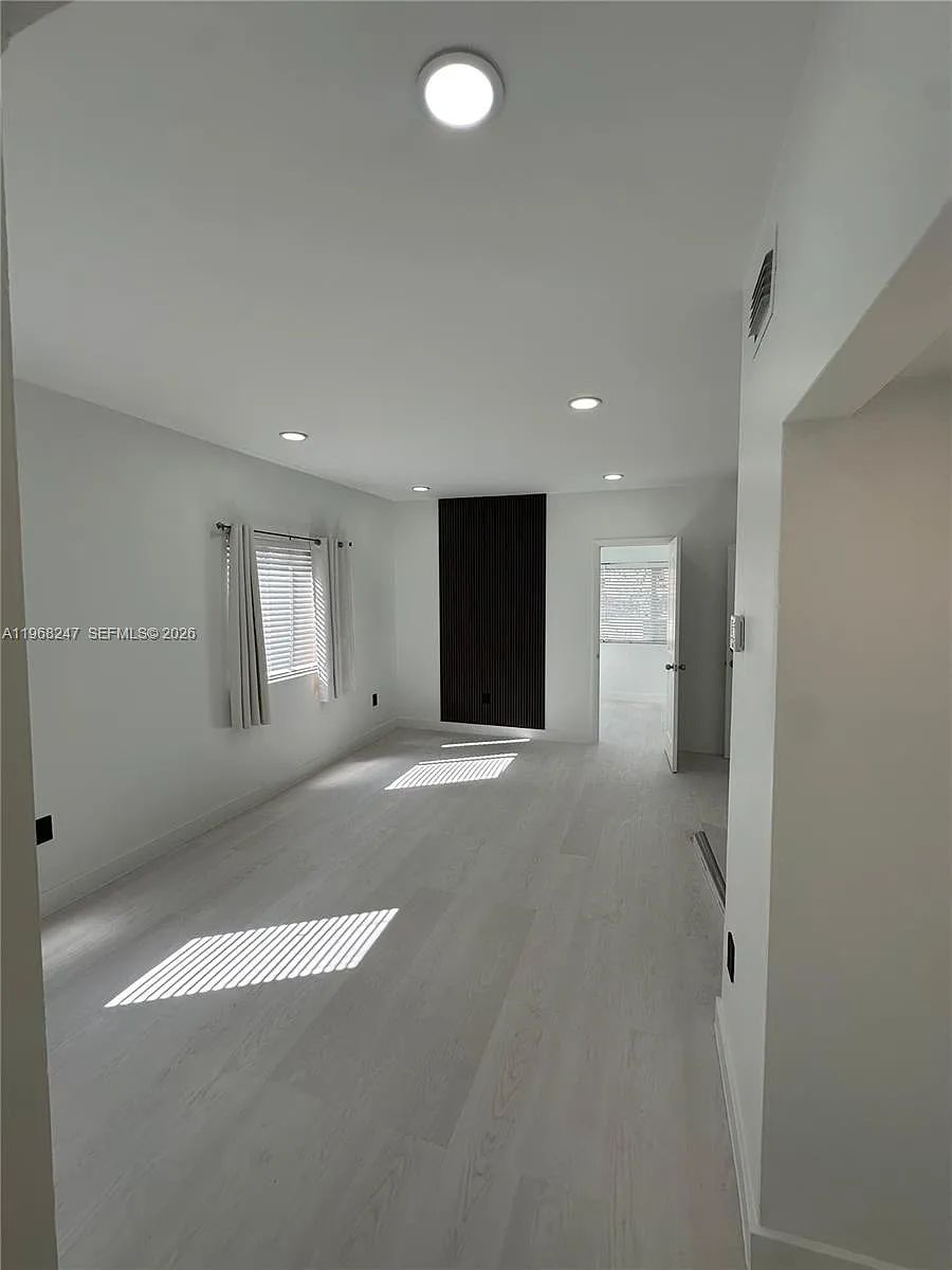 Building Photo - 109 NW 6th Ave #5
