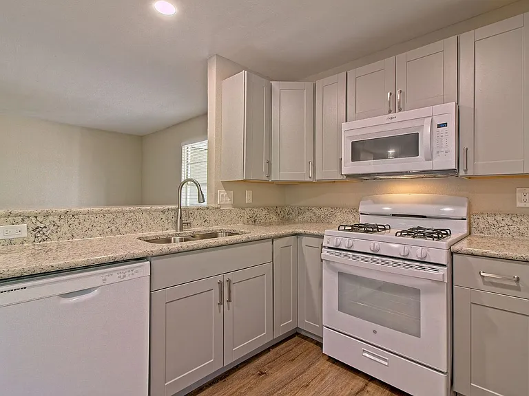 401 Hedgewood Dr #C — Photo 14