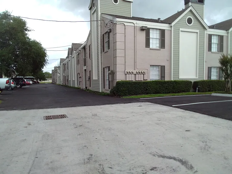 Southmore Park Apartments — Photo 12