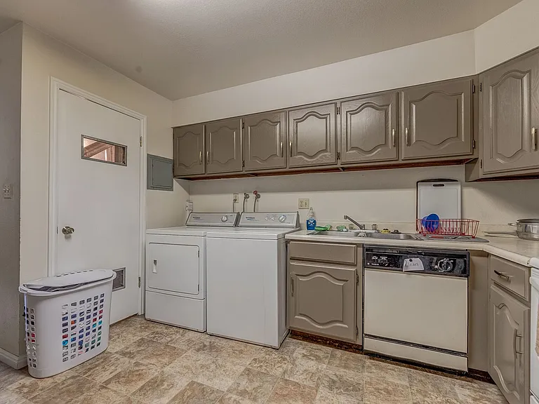 261 N 400 E #201 — Photo 6