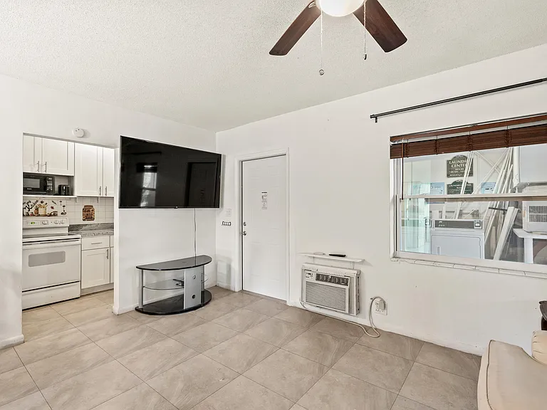 1021 NE 24th Ave #12 — Photo 14