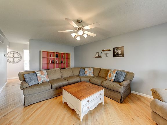 3rd image of 11179 Trumpeter Ct