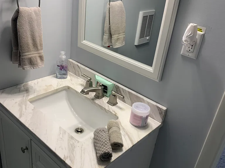 En suite primary bathroom
