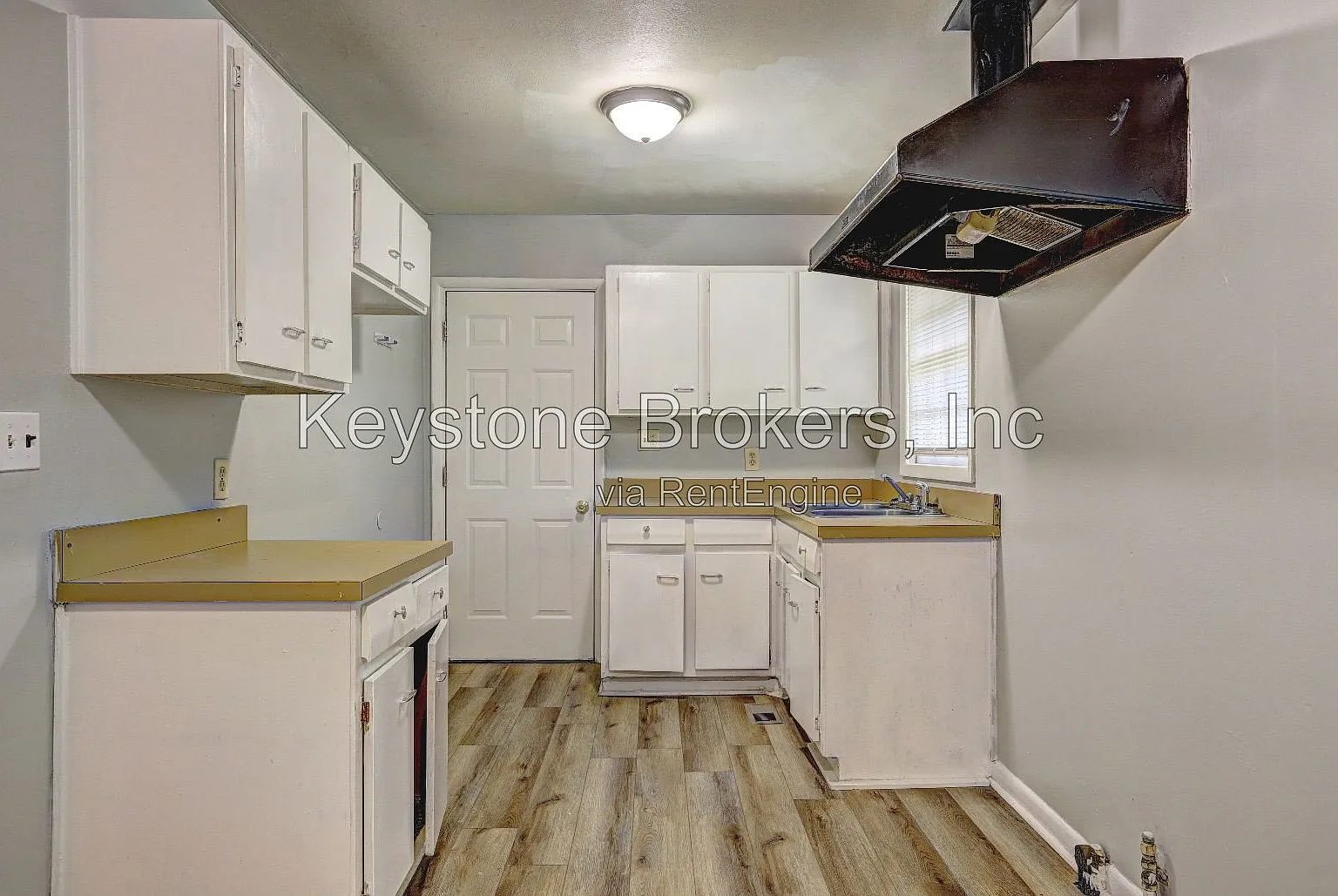 3 bed, 1.0 bath, 900 sqft, $825 — Photo 3