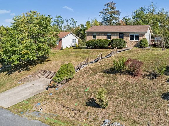 3rd image of 226 Somerset Dr