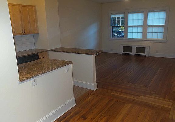 5th image of 382 Burns St Floor 1
