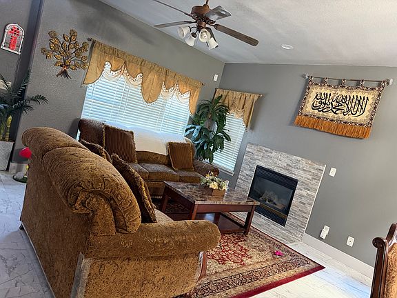 3rd image of 29 Poinsettia Ct