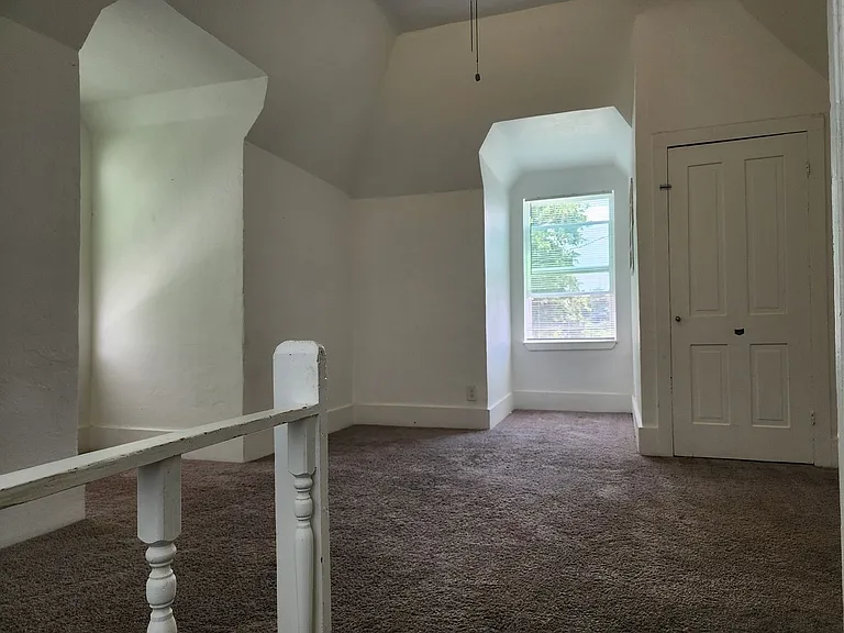 811 W Pine St — Photo 2