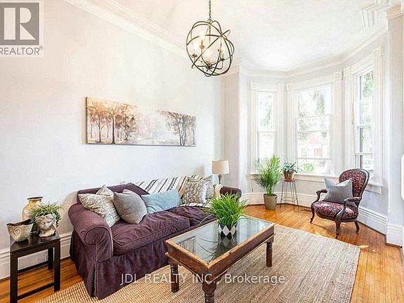 4th image of 137 Denison Ave