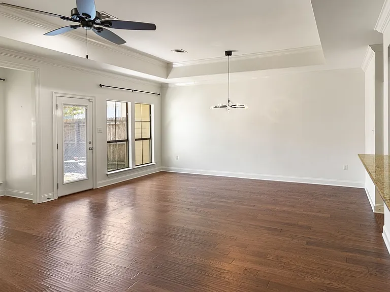 7945 Seville Ct — Photo 3