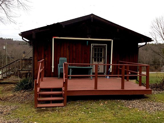 Private back deck for relaxing and entertaining