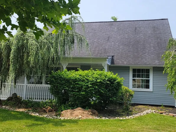 19 New Pond Ln, Levittown, PA 19054