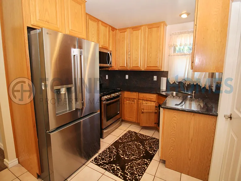 130 Suffield Ave — Photo 10