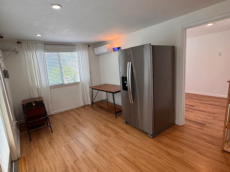 726 Marion Ave — Photo 6