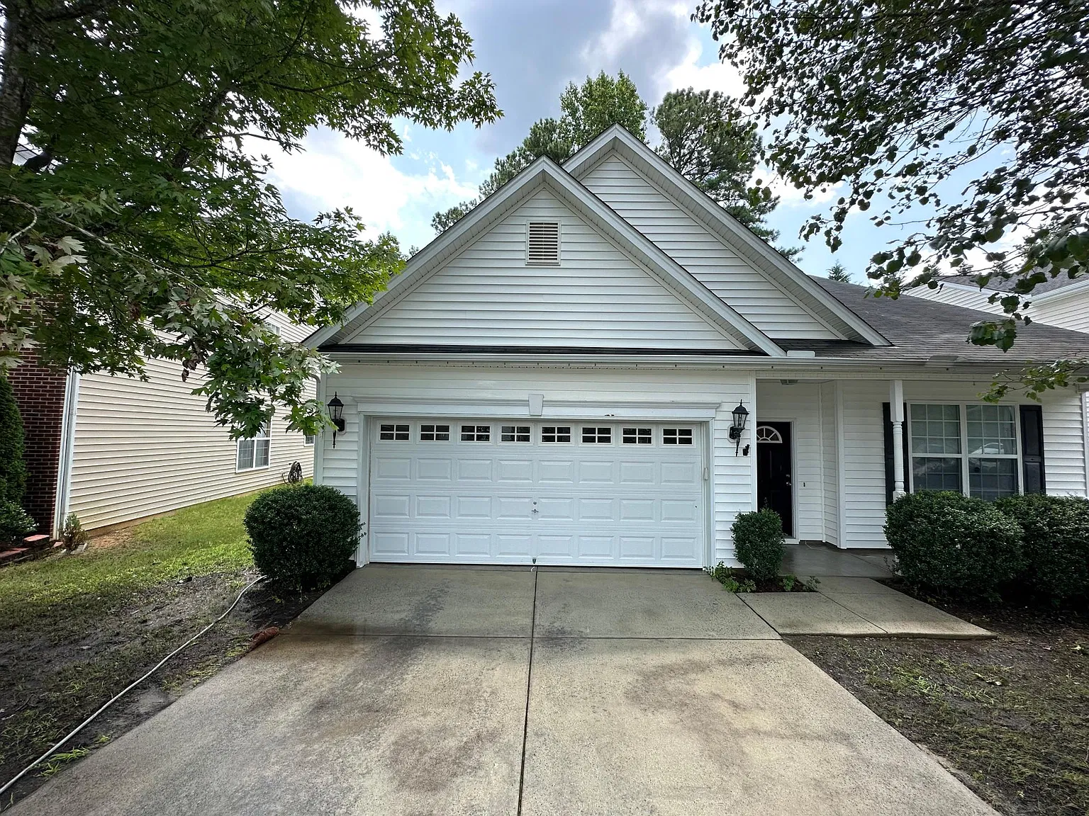 3 bed, 2.5 bath, 2023 sqft, $2,100 — Photo 2