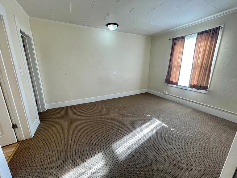 900 N Park St #3 — Photo 8