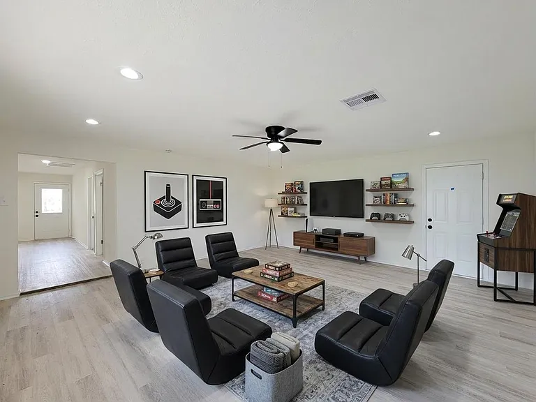 301 Cypress St — Photo 3