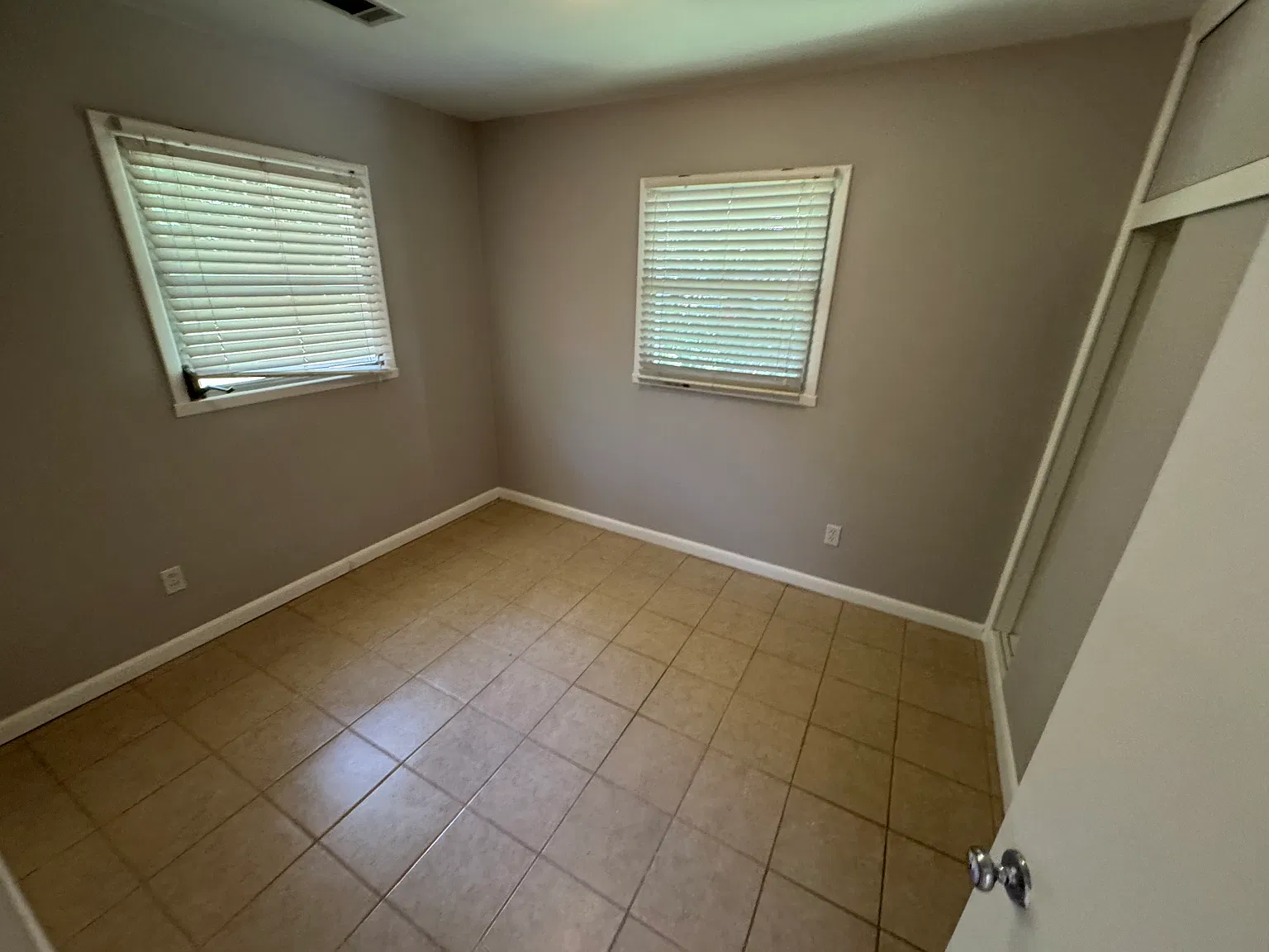 3 bed, 960 sqft, $1,700 — Photo 4