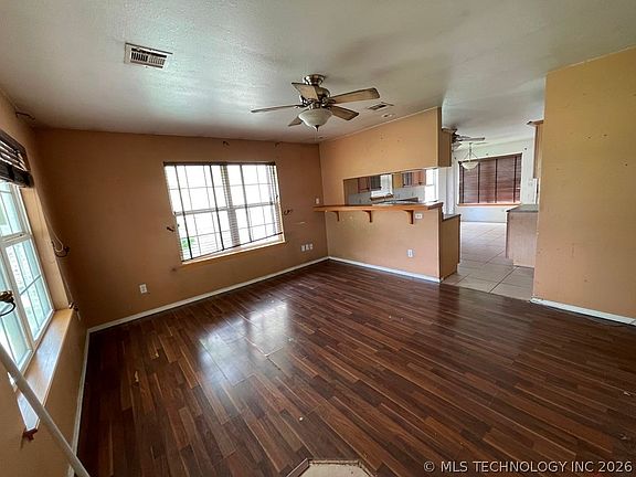 4th image of 1012 N Ash St