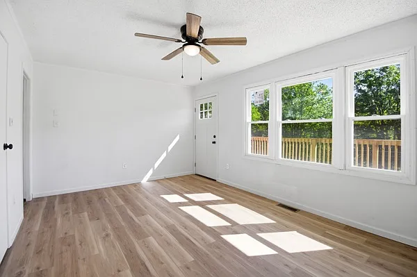 3 bed, 960 sqft, $1,900 — Photo 3